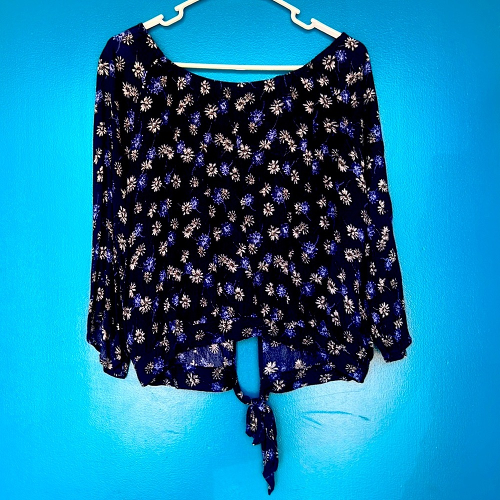 Cute women’s tie top, large like new